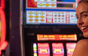 Live Domino QQ table on mobile screen showing dealer and tiles